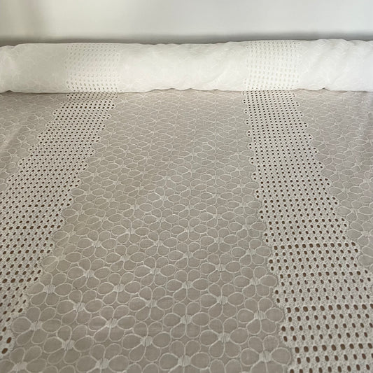 EMBROIDERED COTTON - WHITE DAISY LACE