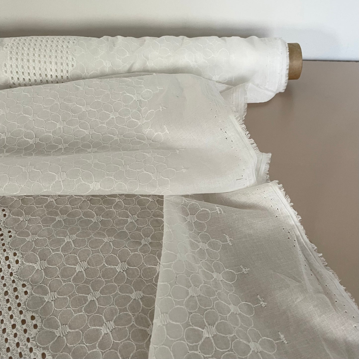 EMBROIDERED COTTON - WHITE DAISY LACE